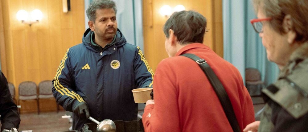 Ehrenamtliche verteilen Essen in der Notunterkunft im Bürgersaal im Rathaus Zehlendorf.