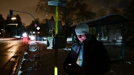 Edith wartet während eines Stromausfalls im Südwesten Berlins auf den Bus.