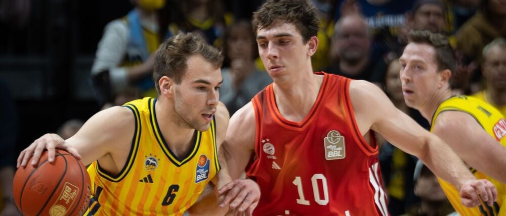 Justinian Jessup (M) war gegen Braunschweig bester Bayern-Werfer. (Archivbild)