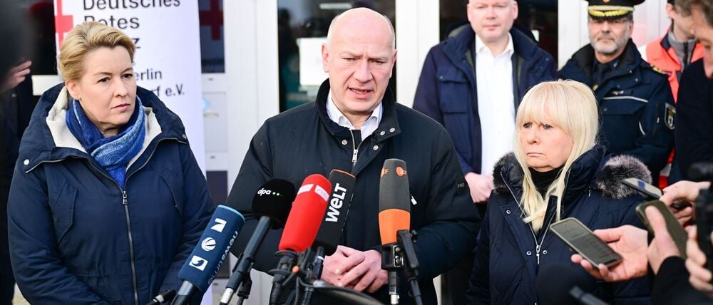 Berlins Regierender Bürgermeister Kai Wegner (CDU) besuchte Menschen in einer nach dem Stromausfall eingerichteten Notunterkunft und trat anschließend vor die Presse. 