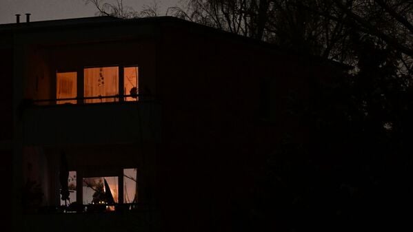 Zwei Fenster leuchten während eines Stromausfalls im Südwesten Berlins in einem Mehrfamilienhaus. 