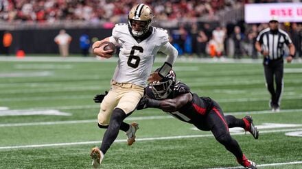 Dank eines Siegs der Atlanta Falcons (r) gegen die New Orleans Saints stehen die Carolina Panthers in den Playoffs.