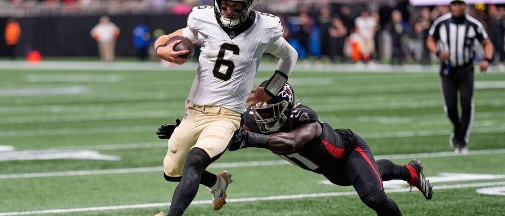 Dank eines Siegs der Atlanta Falcons (r) gegen die New Orleans Saints stehen die Carolina Panthers in den Playoffs.