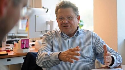 Andreas Philippi, Minister für Soziales, Arbeit, Gesundheit und Gleichstellung von Niedersachsen, spricht während eines Interviews mit der Deutschen Presse-Agentur.