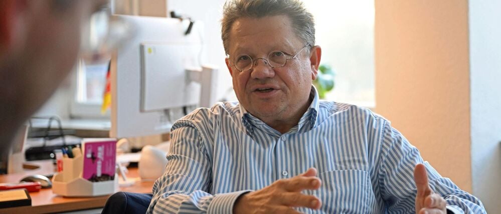 Andreas Philippi, Minister für Soziales, Arbeit, Gesundheit und Gleichstellung von Niedersachsen, spricht während eines Interviews mit der Deutschen Presse-Agentur. 