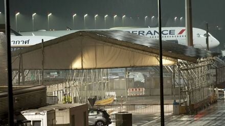 Ein Air-France-Flugzeug steht auf dem Münchner Flughafen. 