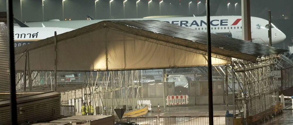 Ein Air-France-Flugzeug steht auf dem Münchner Flughafen. 