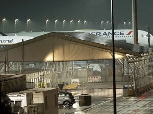 Eine Air France Flugzeug steht auf dem Münchner Flughafen. 