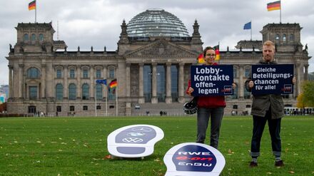 Symbolische, große Fußspuren sind bei einer Aktion des Vereins Lobbycontrol auf dem Platz der Republik vor dem Reichstagsgebäude zu sehen. Mit der Aktion wollten die Aktivisten deutlich machen, wie groß der Einfluss von Lobbyakteuren ist.