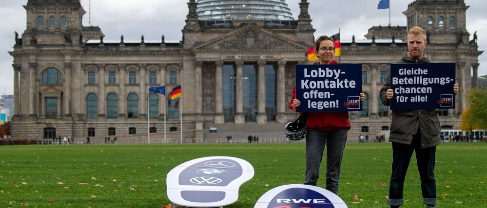 Symbolische, große Fußspuren sind bei einer Aktion des Vereins Lobbycontrol auf dem Platz der Republik vor dem Reichstagsgebäude zu sehen. Mit der Aktion wollten die Aktivisten deutlich machen, wie groß der Einfluss von Lobbyakteuren ist.