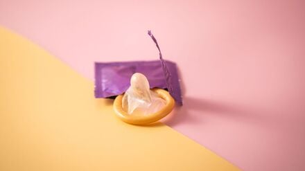 Ein Kondom schützt nicht nur vor Krankheiten und ungewollten Schwangerschaften – es kann auch die Ejakulation verzögern.