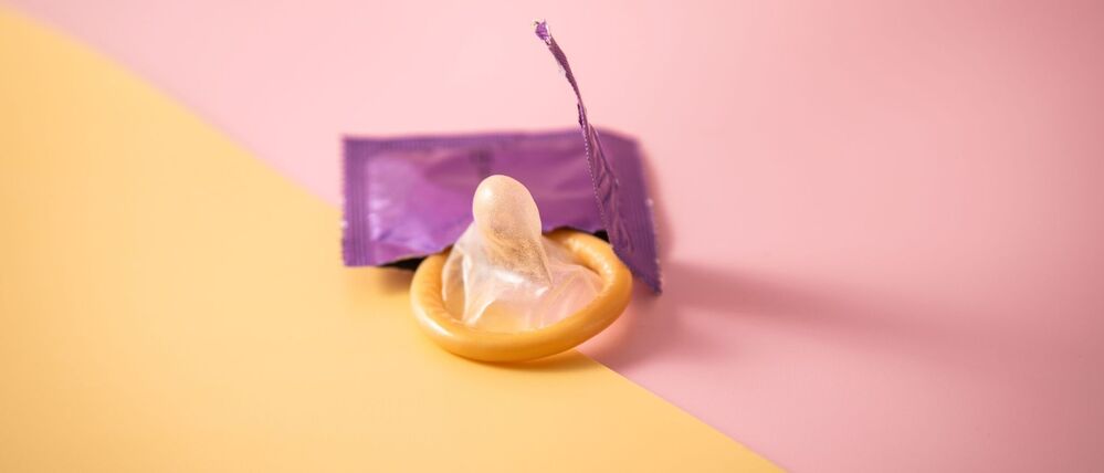 Ein Kondom schützt nicht nur vor Krankheiten und ungewollten Schwangerschaften – es kann auch die Ejakulation verzögern.