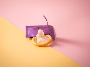 Ein Kondom schützt nicht nur vor Krankheiten und ungewollten Schwangerschaften – es kann auch die Ejakulation verzögern.