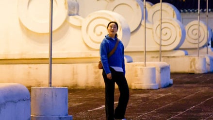 Die Landesflagge Taiwans flattert im Wind in einer Straße in der Hauptstadt Taipeh.