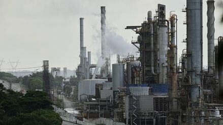  Fahrzeuge fahren an der Raffinerie El Palito, Venezuela vorbei. 