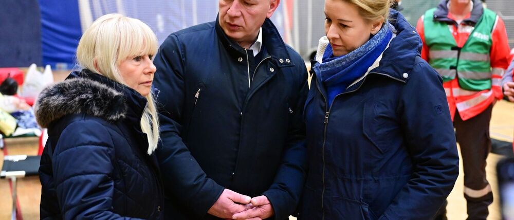 Berlins Regierender Bürgermeister Kai Wegner (mit Iris Spranger und Franziska Giffey, l.) sieht sich mit Kritik nach einem Brandanschlag auf die Stromversorgung konfrontiert. (Archivbild)