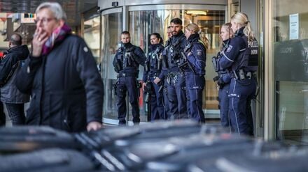 Einsatzkräfte der Polizei stehen vor der Sparkassenfiliale im Stadtteil Buer. Nach dem Einbruch in den Tresorraum der Bank fordern besorgte Kunden Informationen. Aufgrund der Situation bleibe die Filiale auch am Dienstag geschlossen, wie die Polizei mitteilte.