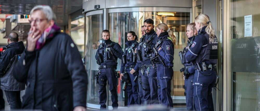 Einsatzkräfte der Polizei stehen vor der Sparkassenfiliale im Stadtteil Buer. Nach dem Einbruch in den Tresorraum der Bank fordern besorgte Kunden Informationen. Aufgrund der Situation bleibe die Filiale auch am Dienstag geschlossen, wie die Polizei mitteilte.