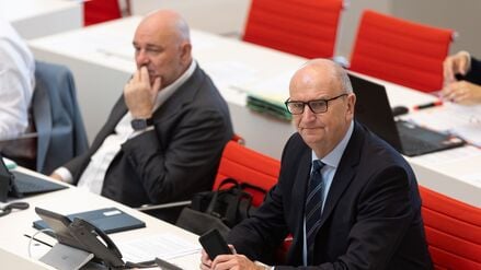 Dietmar Woidke (r,SPD), Ministerpräsident von Brandenburg, und Robert Crumbach (l,BSW), Brandenburgs Minister der Finanzen und für Europa.