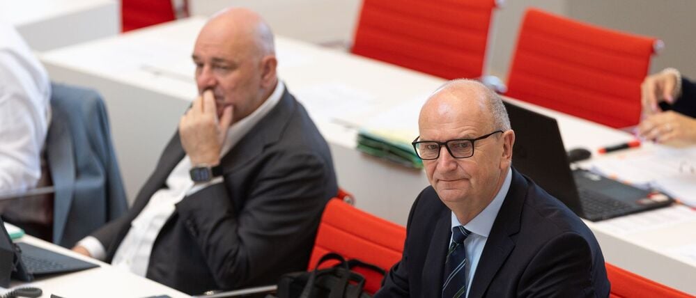 Dietmar Woidke (r,SPD), Ministerpräsident von Brandenburg, und Robert Crumbach (l,BSW), Brandenburgs Minister der Finanzen und für Europa.