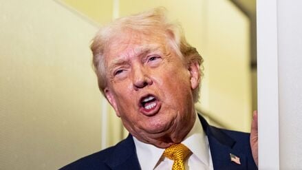 US-Präsident Donald Trump spricht mit Reportern während des Fluges in der Air Force One.