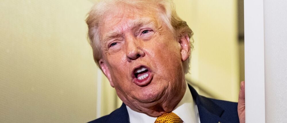 dpatopbilder - 04.01.2026, USA, Gemeinsamer Stützpunkt Andrews: US-Präsident Donald Trump spricht mit Reportern während des Fluges in der Air Force One auf dem Rückflug zur Joint Base Andrews, Maryland. Foto: Alex Brandon/AP/dpa +++ dpa-Bildfunk +++