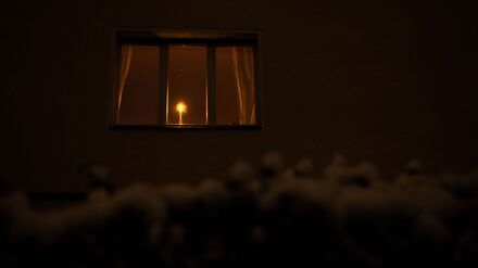 Eine Kerze leuchtet während eines Stromausfalls im Südwesten Berlins in einem Mehrfamilienhaus. Hilfe kommt auch aus NRW.