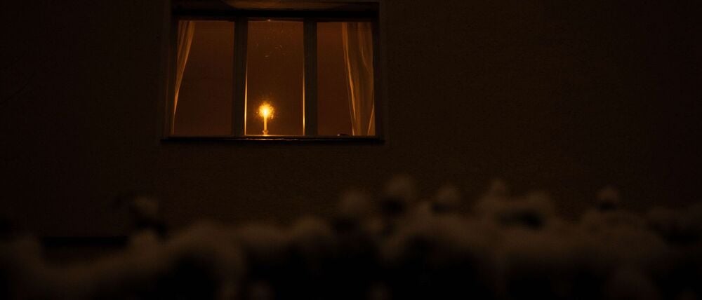 Eine Kerze leuchtet während eines Stromausfalls im Südwesten Berlins in einem Mehrfamilienhaus. Hilfe kommt auch aus NRW.