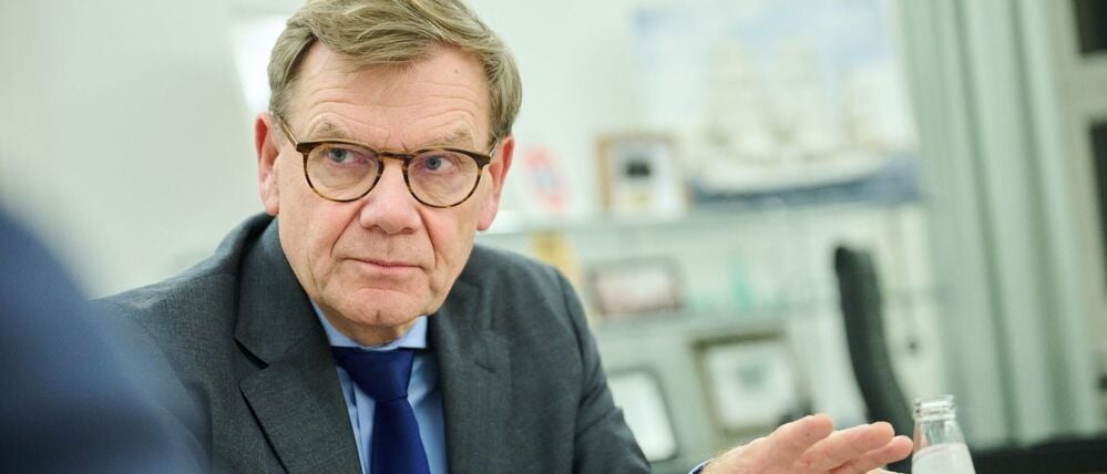 Johann Wadephul (CDU), Außenminister, spricht während eines Interviews mit der dpa im Auswärtigen Amt. 