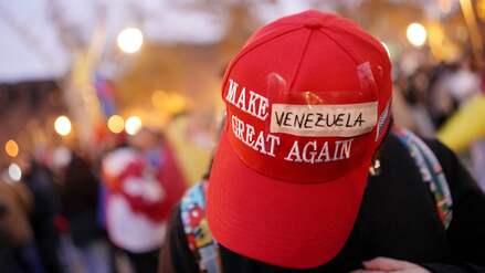 Demonstrantin mit überarbeiteter Maga-Kappe.