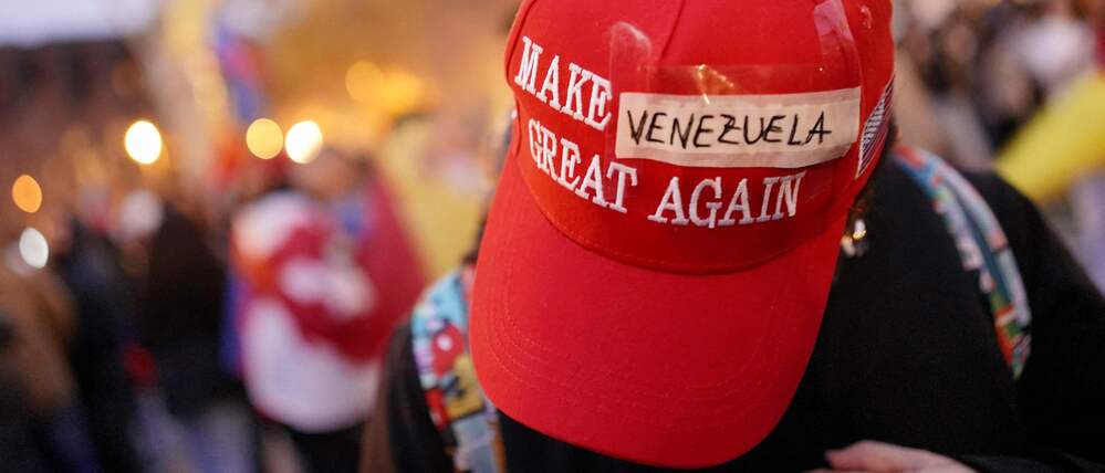 Demonstrantin mit überarbeiteter Maga-Kappe. 