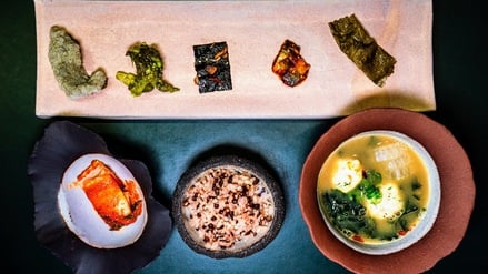 Am 16.10.25 kochte Jinok Kim-Eicken, Küchenchefin im koreanischen Gourmet-Restaurant Nanum in Kreuzberg, mit ihrer Kollegin Antje de Vries, die in Norwegen arbeitet, ein Menü, das die Alge in den Mittelpunkt stellte. Beide Köchinnen eint ihr Ziel, die Alge in Europa populärer zu machen.