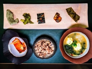 Am 16.10.25 kochte Jinok Kim-Eicken, Küchenchefin im koreanischen Gourmet-Restaurant Nanum in Kreuzberg, mit ihrer Kollegin Antje de Vries, die in Norwegen arbeitet, ein Menü, das die Alge in den Mittelpunkt stellte. Beide Köchinnen eint ihr Ziel, die Alge in Europa populärer zu machen.