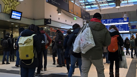 Eine Fahrgastanzeige am S-Bahn-Gleis des Potsdamer Hauptbahnhofs. Der Stromausfall in Berlin nach einem Brandanschlag hat auch hier Auswirkungen. Am Montagmorgen verkehrten die S-Bahnen Richtung Berlin im 40-Minuten-Takt. 