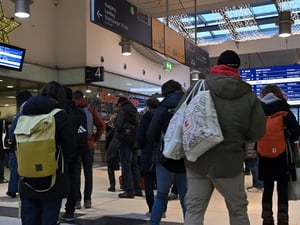 Eine Fahrgastanzeige am S-Bahn-Gleis des Potsdamer Hauptbahnhofs. Der Stromausfall in Berlin nach einem Brandanschlag hat auch hier Auswirkungen. Am Montagmorgen verkehrten die S-Bahnen Richtung Berlin im 40-Minuten-Takt. 