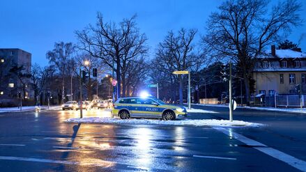 Polizisten regeln nach einem Ampelausfall infolge eines Stromausfalls den Verkehr an der Potsdamer Chaussee Ecke Lindenthaler Allee im morgendlichen Berufsverkehr. 