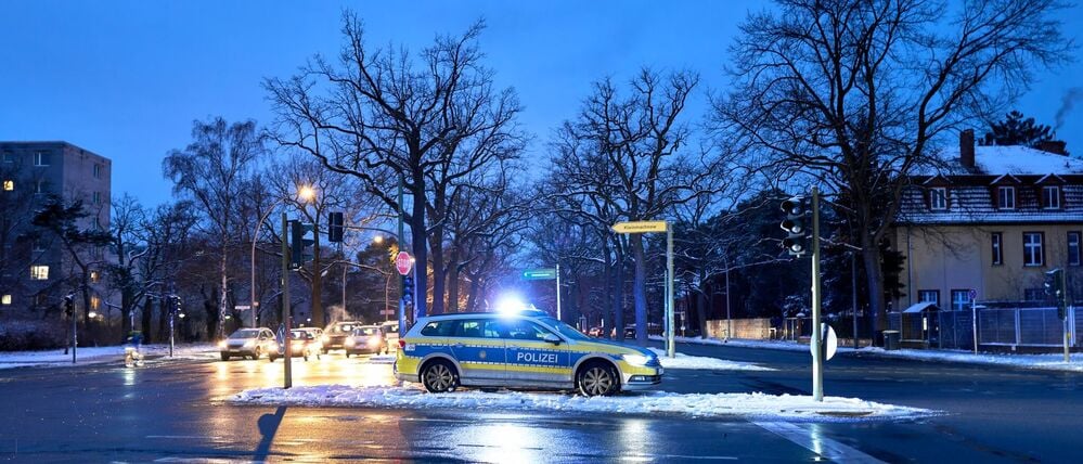 Polizisten regeln nach einem Ampelausfall infolge eines Stromausfalls den Verkehr an der Potsdamer Chaussee Ecke Lindenthaler Allee im morgendlichen Berufsverkehr. 