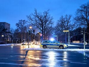 Polizisten regeln nach einem Ampelausfall infolge eines Stromausfalls den Verkehr an der Potsdamer Chaussee Ecke Lindenthaler Allee im morgendlichen Berufsverkehr. 