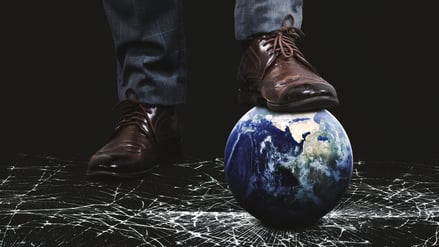 Eine düstere Collage, die Kontrolle, Angst und den Verlust von Freiheit symbolisch verdichtet.