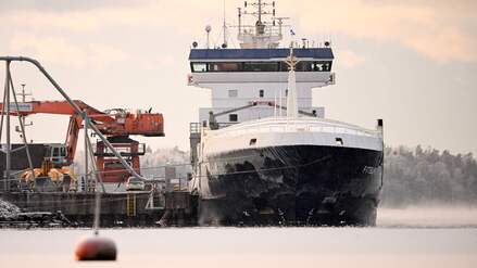 Symbolbild: Nach der Beschädigung eines Ostsee-Kabels liegt ein beschlagnahmtes Schiff „Fitburg“ am 1. Januar 2026 im Hafen von Kirkkonummi, Finnland, vor Anker.