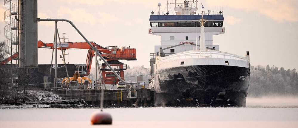 Symbolbild: Nach der Beschädigung eines Ostsee-Kabels liegt ein beschlagnahmtes Schiff „Fitburg“ am 1. Januar 2026 im Hafen von Kirkkonummi, Finnland, vor Anker.