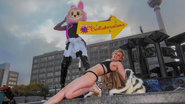 Maskottchen-Tanz auf dem Alex: Dominic McDougal und Carro Sharkey erzählen in „Did4Luv“ davon, wie man sich als freier Tänzer durchschlägt.