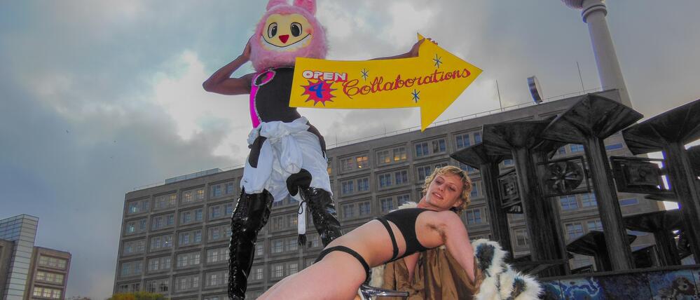 Maskottchen-Tanz auf dem Alex: Dominic McDougal und Carro Sharkey erzählen in „Did4Luv“ davon, wie man sich als freier Tänzer durchschlägt.