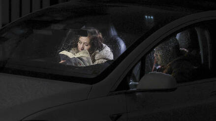 Wenn das Buch zu spannend ist, müssen Alternativen her. Eine Frau hat sich prompt in ihr Auto gesetzt, um weiterlesen zu können.