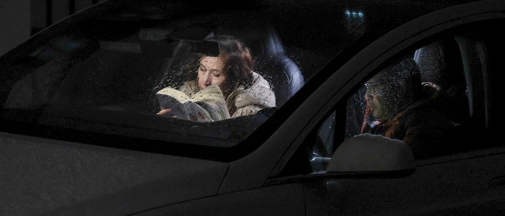 Wenn das Buch zu spannend ist, müssen Alternativen her. Eine Frau hat sich prompt in ihr Auto gesetzt, um weiterlesen zu können.