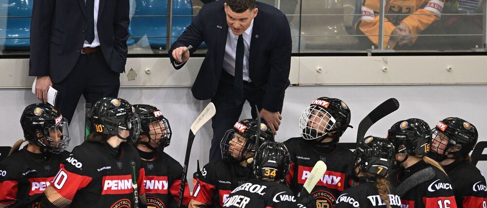 Jeff Macleod bleibt auch in der nacholympischen Saison Bundestrainer der deutschen Eishockey-Frauen. (Archivbild)