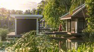 Das Spa des Nam Hai liegt an einem See in einer beruhigenden Naturkulisse. 