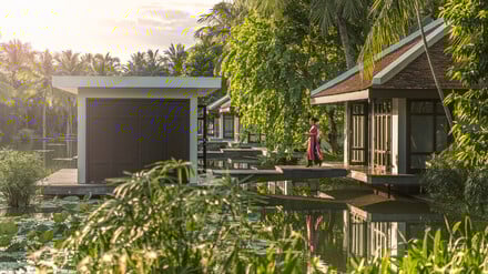 Das Spa des Nam Hai liegt an einem See in einer beruhigenden Naturkulisse. 