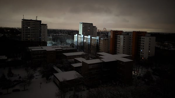 Ein Viertel im Dunkeln, von Ferne ist das Licht des Nothilfepunktes der Behörden zu sehen.