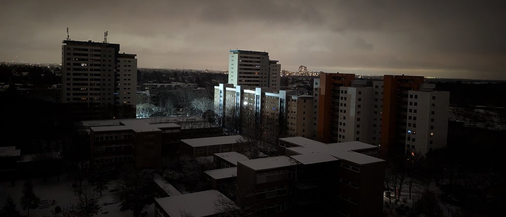 Ein Viertel im Dunkeln, von Ferne ist das Licht des Nothilfepunktes der Behörden zu sehen.